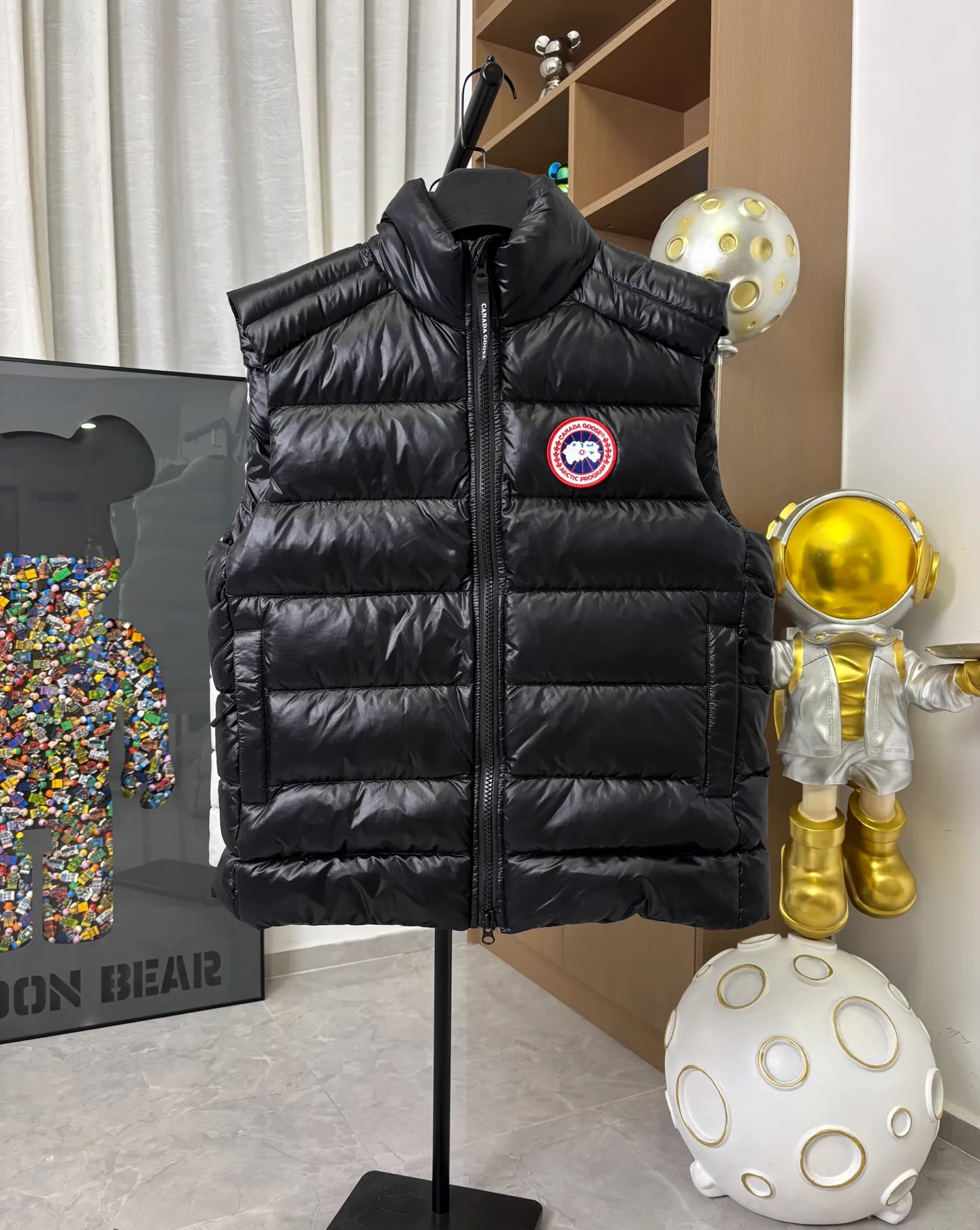 P570 Style number: DC221# [Canada Goose] CROFTON Canada Goose series lightweight 90 down vest R water-repellent treatment Winall windproof fabric 90 white duck down 700 down filling Original mold opening 1:1 Detailed production The upper body effect is stunning The highest version on the market Six sizes~ Color: Black Silver Size: XS-XXL [Picture 9️⃣ Size chart]